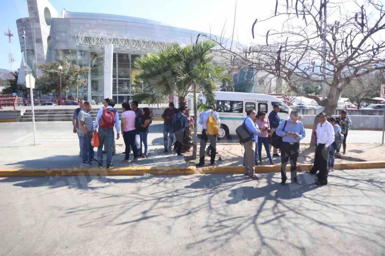 Trabajadores desalojan Palacio de Gobierno de Chilpancingo por protestas