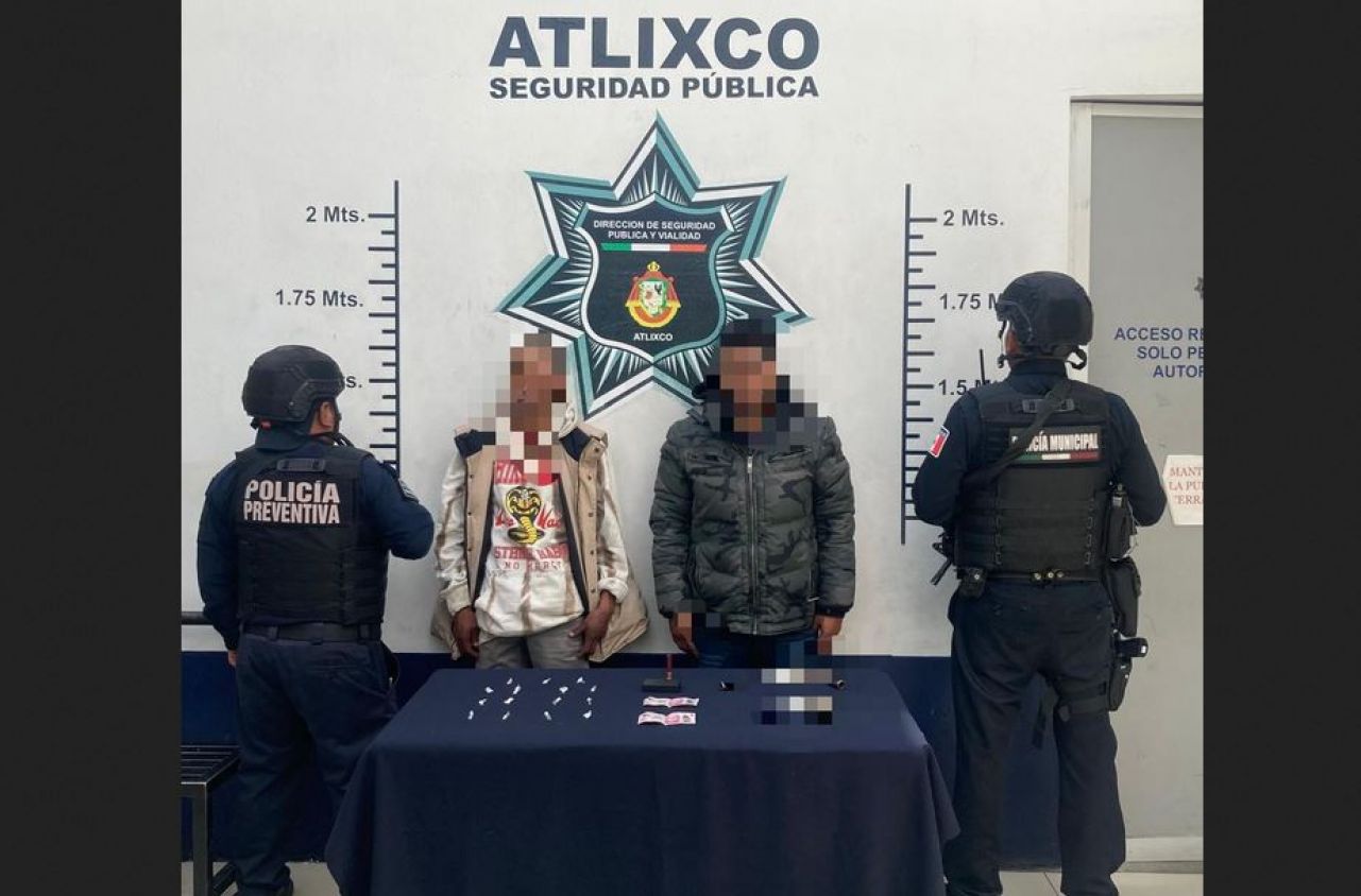 Detienen en Atlixco a dos hombres con drogas, arma y moto robada