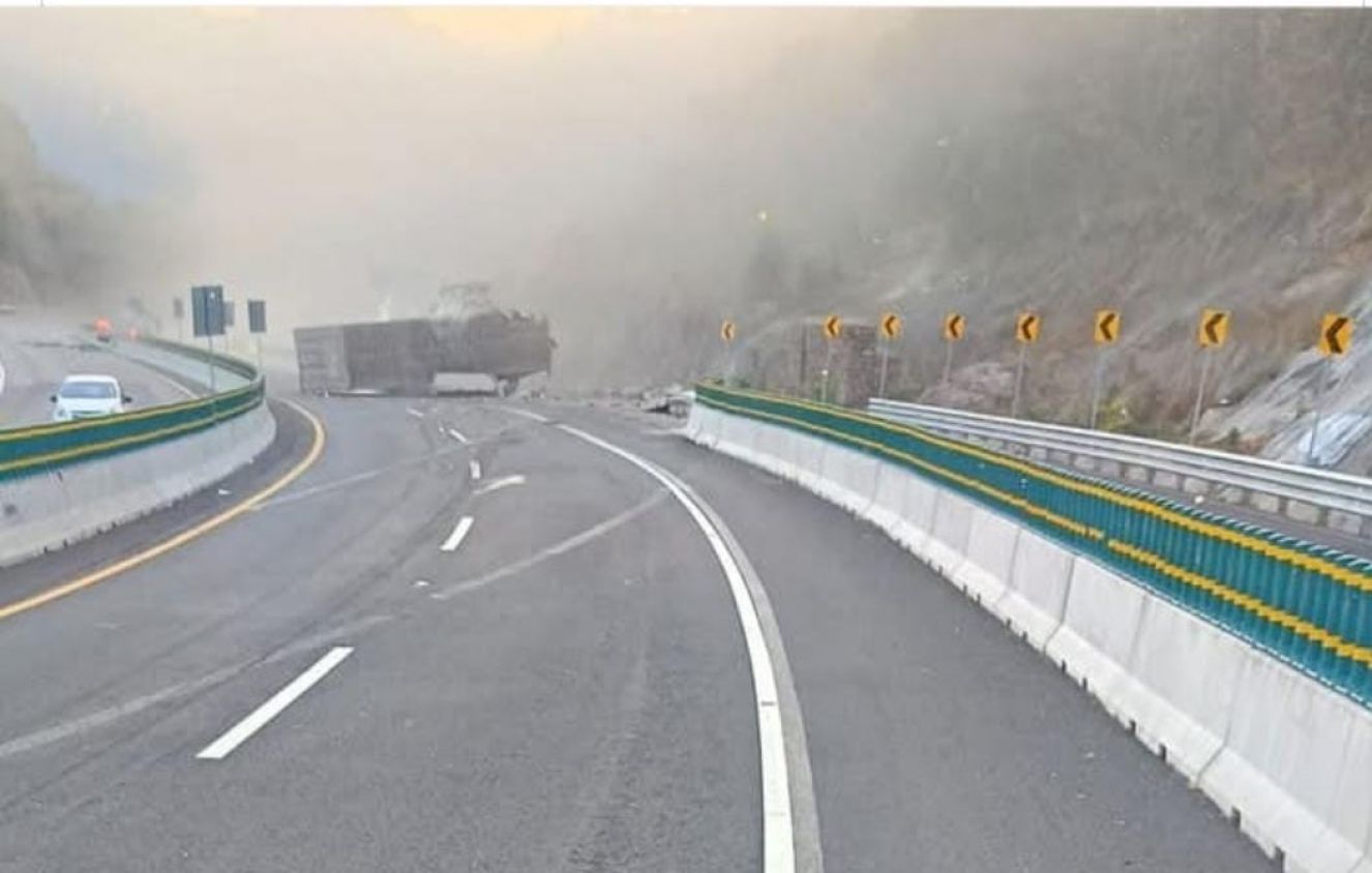 Volcadura de tráiler con gas natural en La Pera-Cuautla genera emergencia