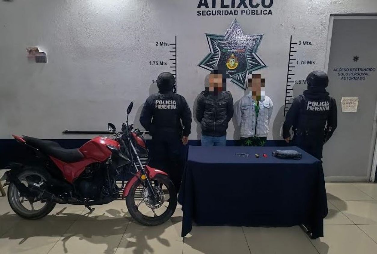 Detienen a pareja con arma hechiza y moto robada en Atlixco