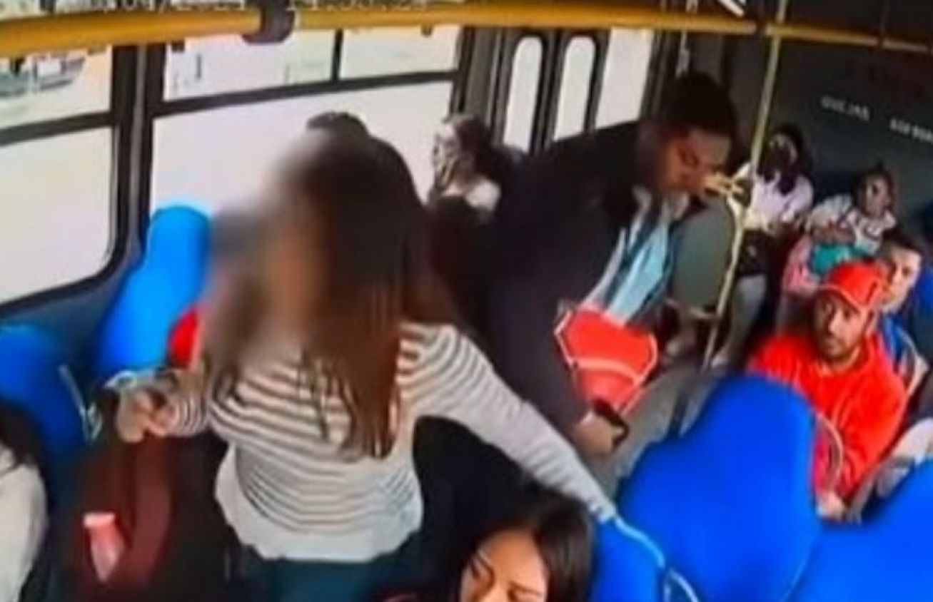 Chofer enfrenta a golpes a acosador en transporte público del Edomex