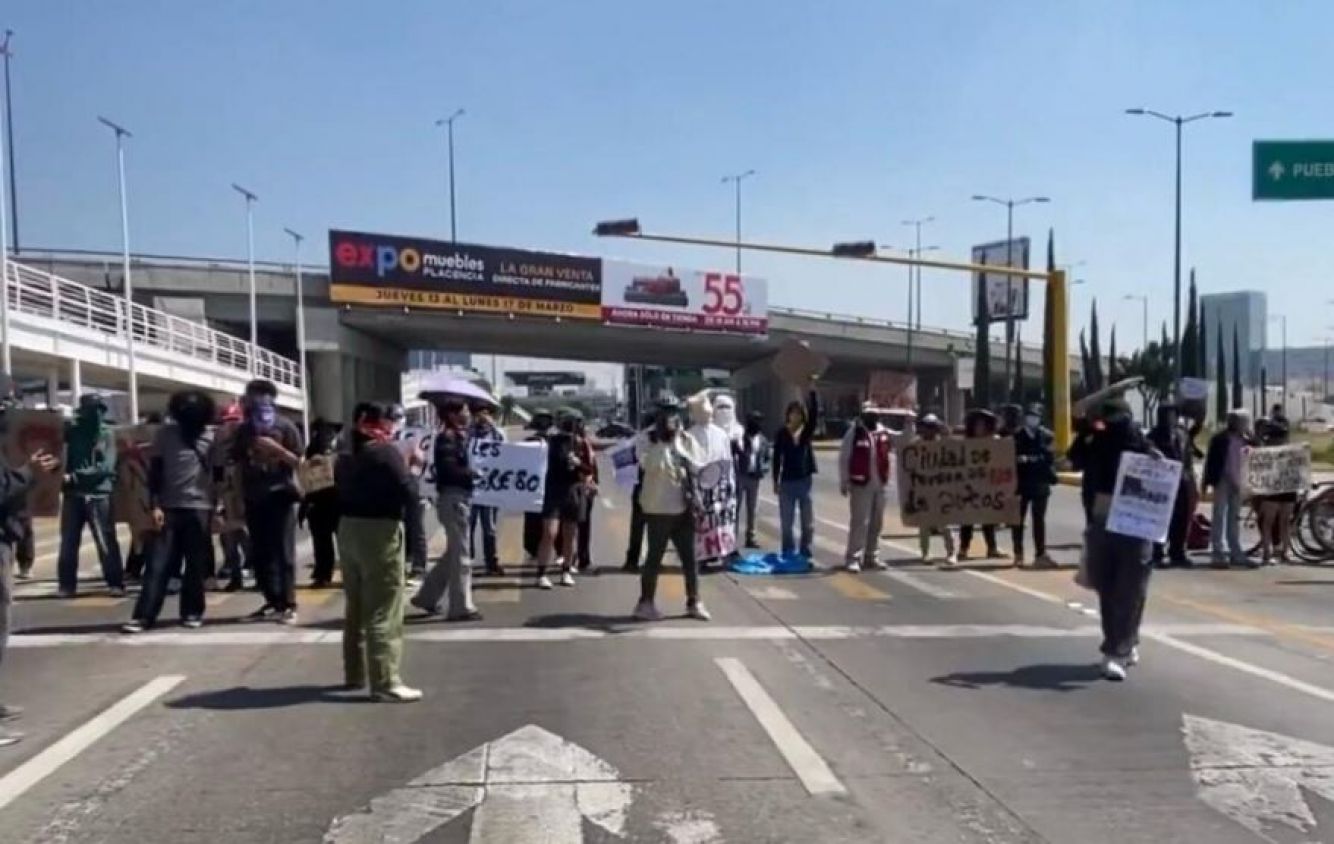 Estudiantes de la BUAP bloquean Vía Atlixcáyotl exigiendo un paso peatonal