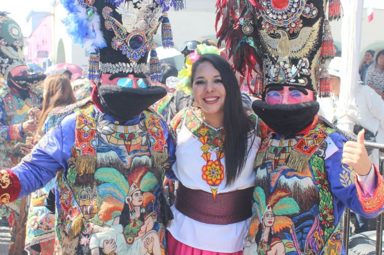 Según los cronistas de Cholula, Tonantzin Fernández es la primera presidenta en la historia del Carnaval que participa y desfila con los batallones 