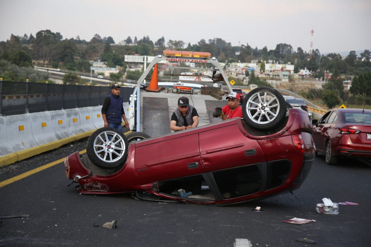 Volcadura de Chevy en el libramiento Tlaxcala; ocupantes huyeron tras el accidente