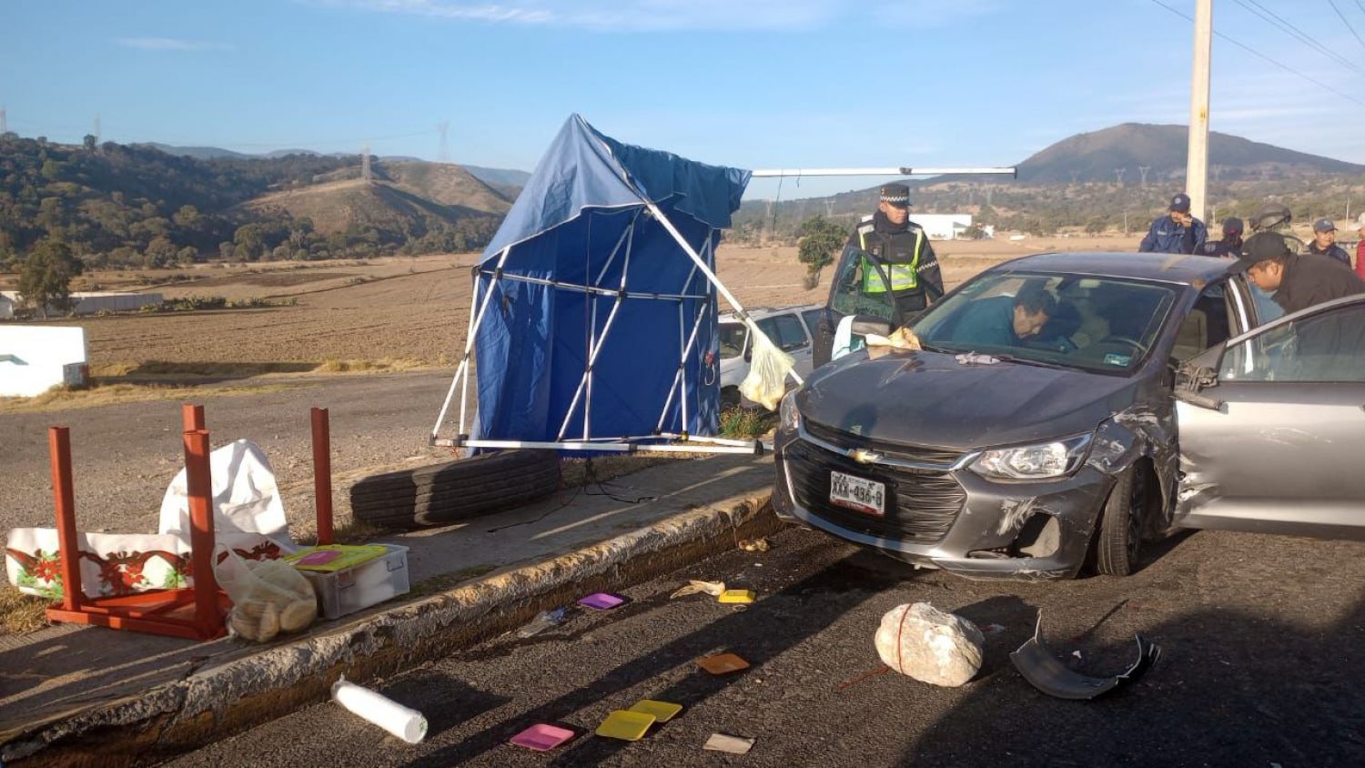 Se salva de milagro vendedora de tamales tras choque en la México–Veracruz