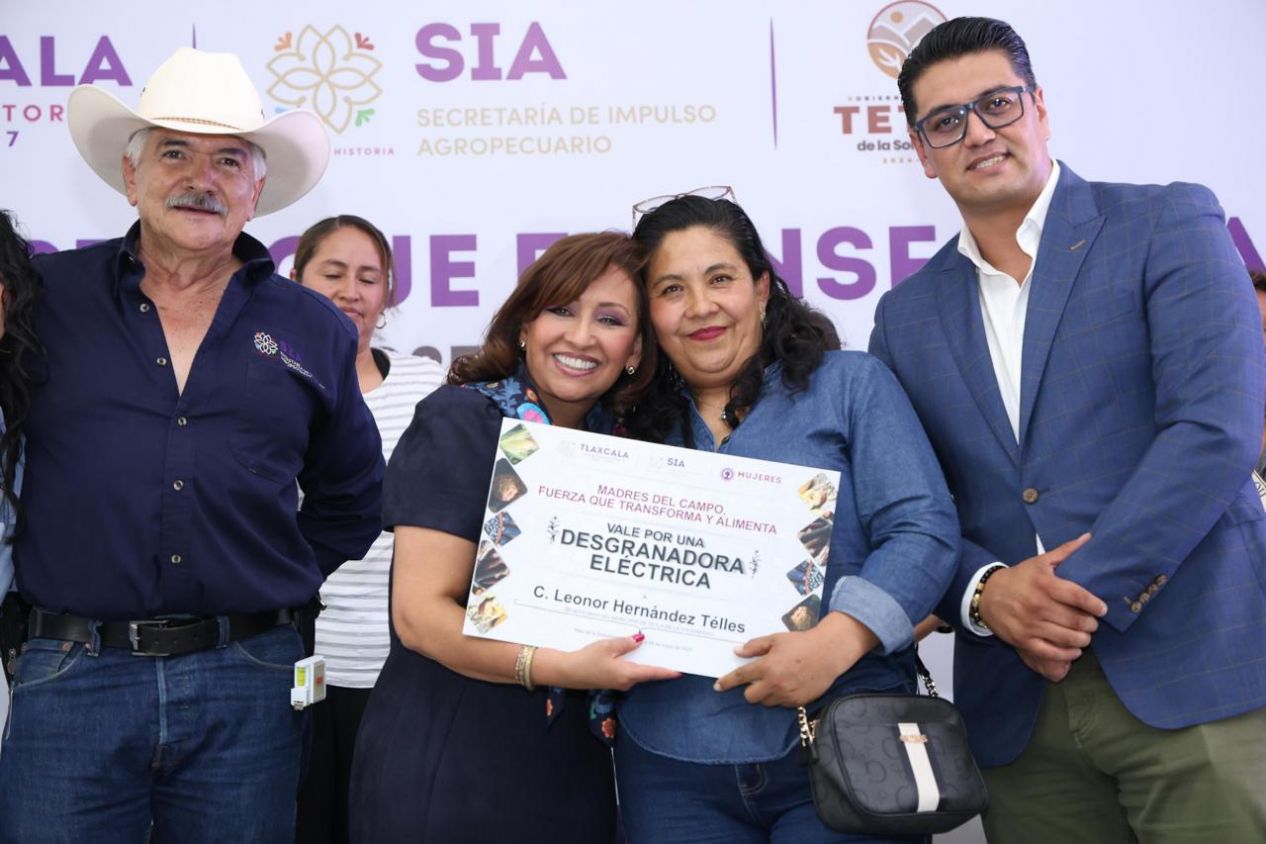 Cuéllar Cisneros destaca el papel de la mujer rural y entrega desgranadoras para impulsar el campo en Tlaxcala