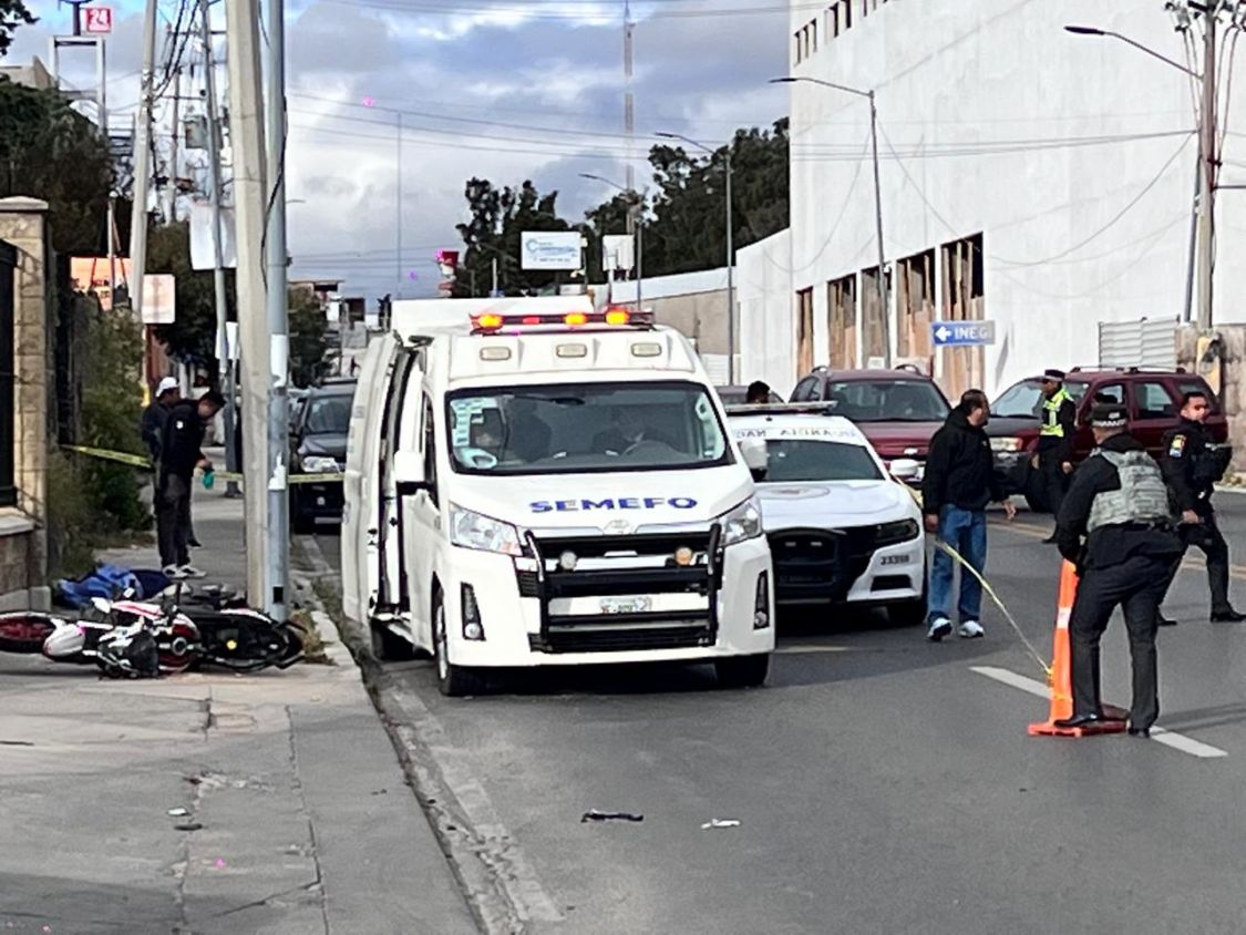 Motociclista muere tras chocar contra un poste en la carretera Santa Ana–Ocotlán; ciudadanía abanderó la zona ante ausencia policial