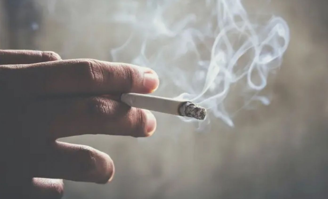 Por qué la ropa huele tanto a tabaco