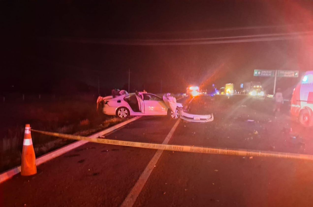 Choque entre auto y autobús deja cuatro muertos —entre ellos un menor— y dos lesionados, en Ixtenco