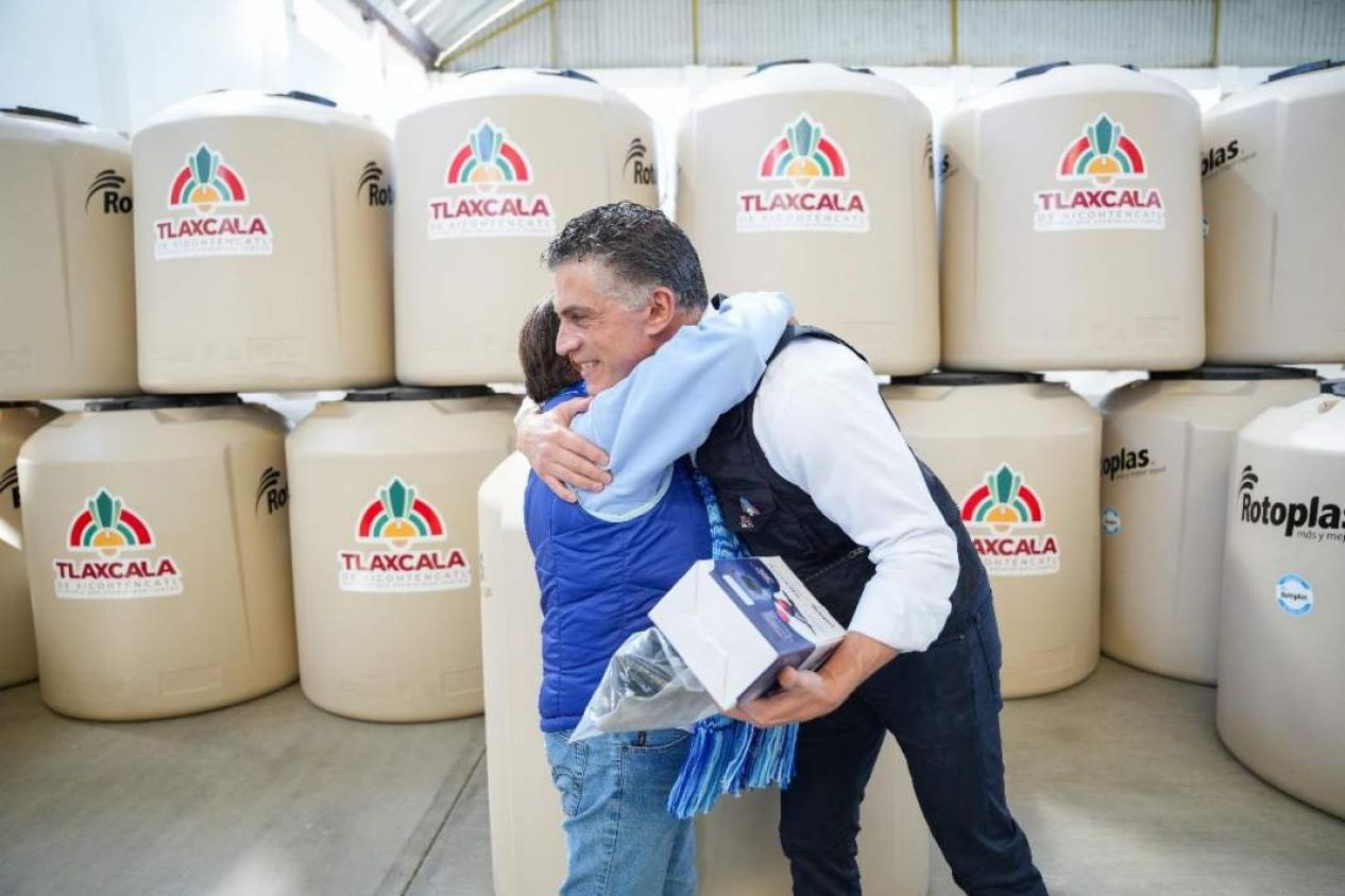 Tlaxcala entrega 300 tinacos y desata ola de apoyo para familias vulnerables