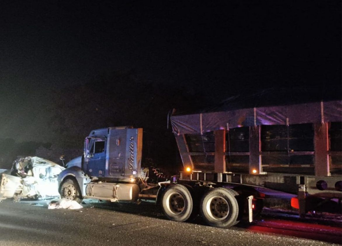 Tres muertos en brutal choque entre camioneta y tráiler en la Amozoc-Perote