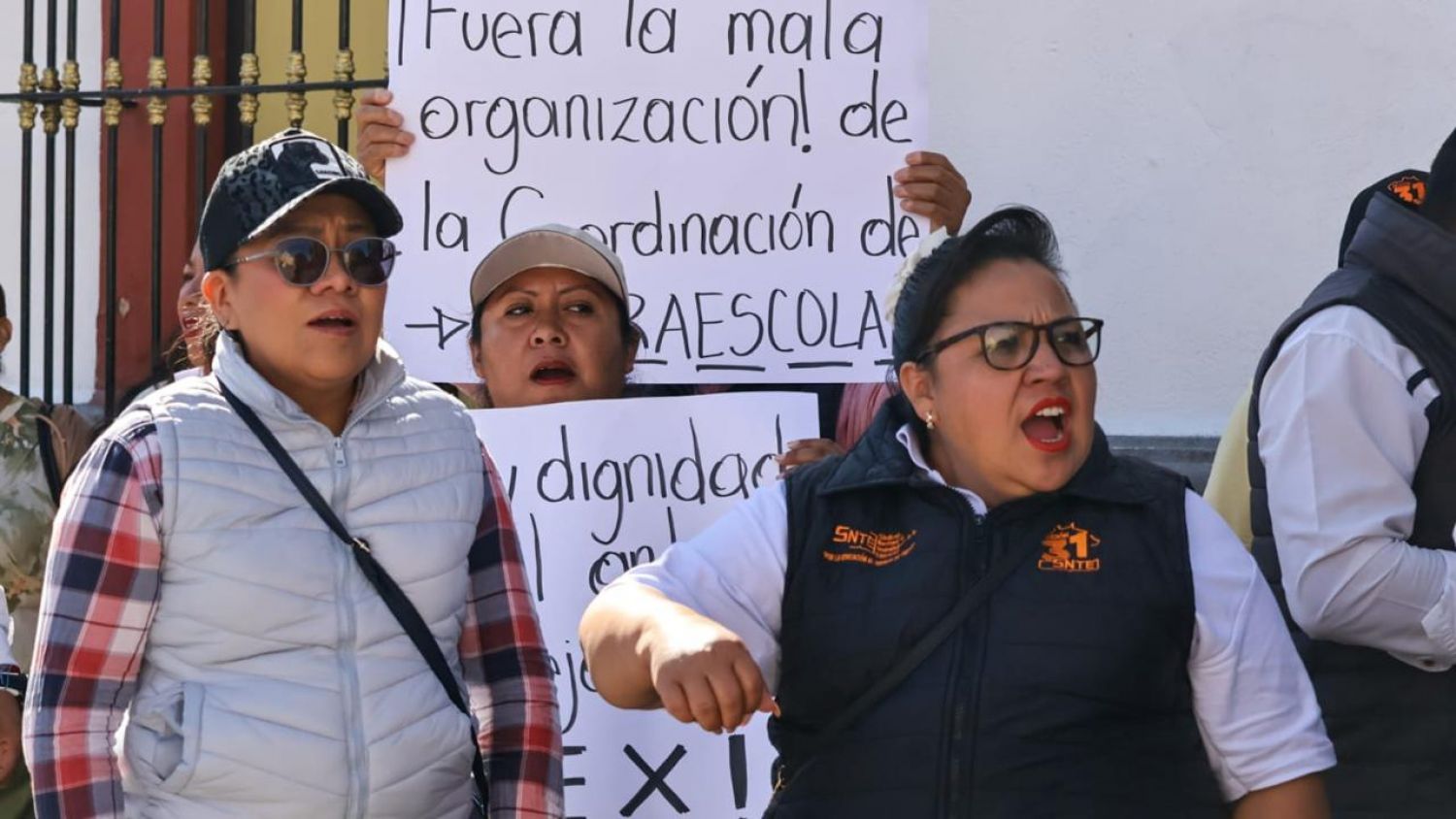 Docentes de Tlaxcala estallan: marchan y advierten con tomar la SEPE si no hay respuesta