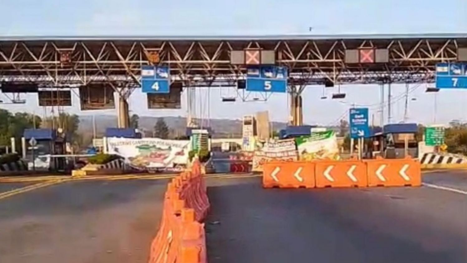 Bloqueos que siguen causando caos en Michoacán