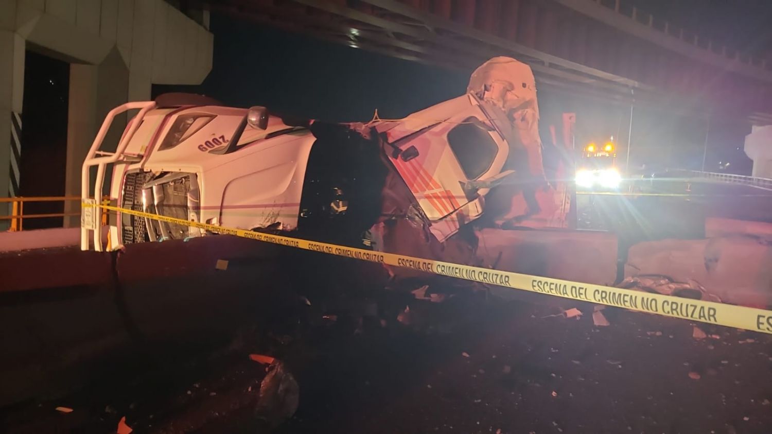 Muere operador de tráiler tras volcadura en El Molinito; su cuerpo quedó prensado