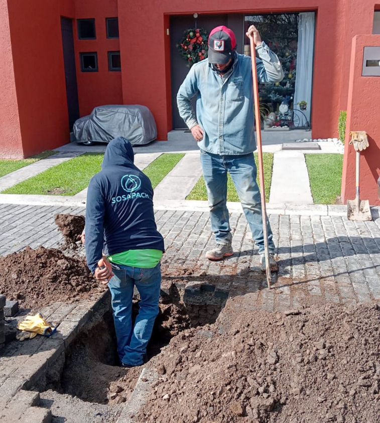 SOSAPACH atiende dos reportes ciudadanos por fugas de agua en Momoxpan y Mixquitla, en San Pedro Cholula
