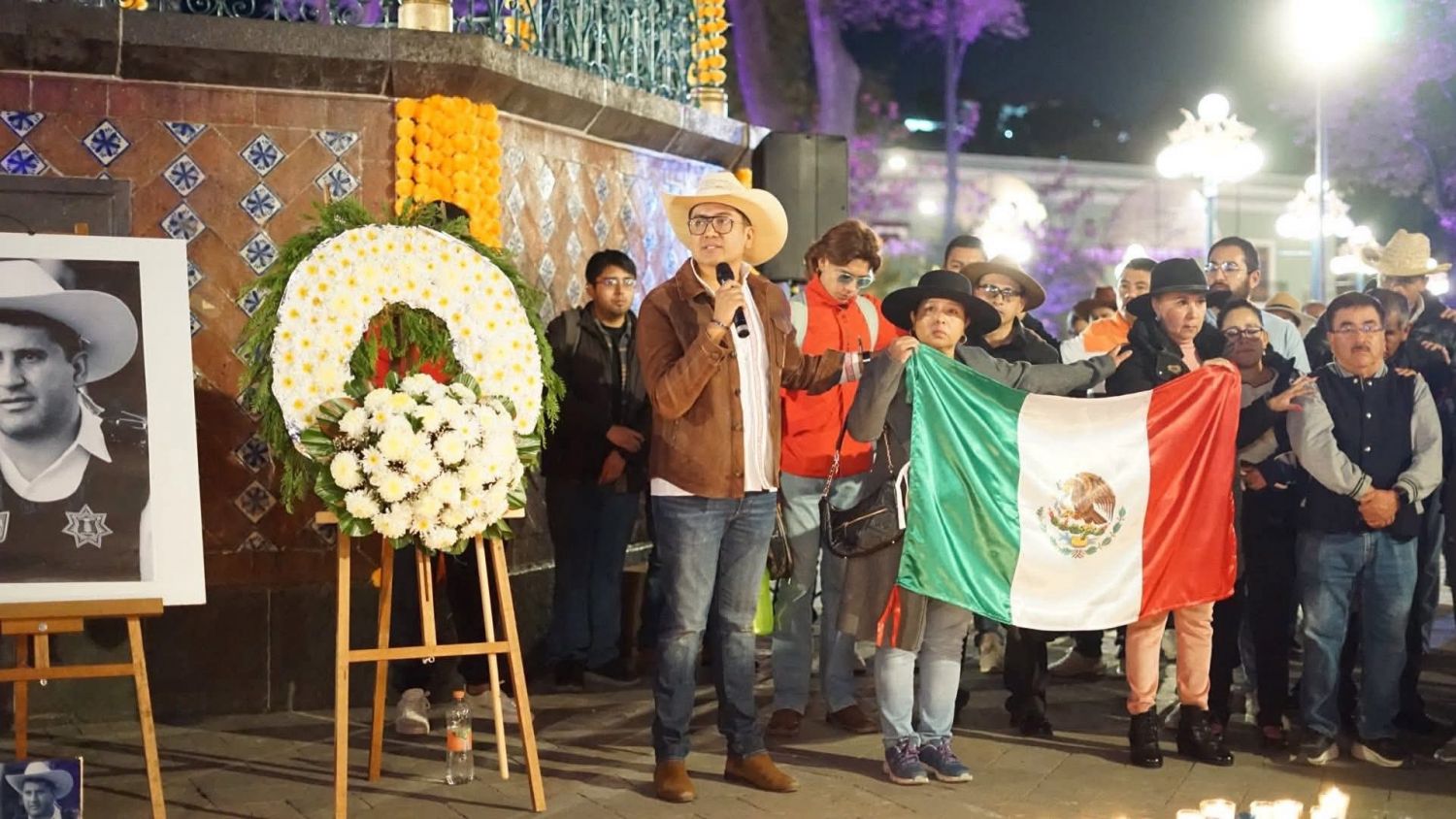 Con velas y adornos florales, en Tlaxcala demandan justicia por homicidio de Carlos Manzo