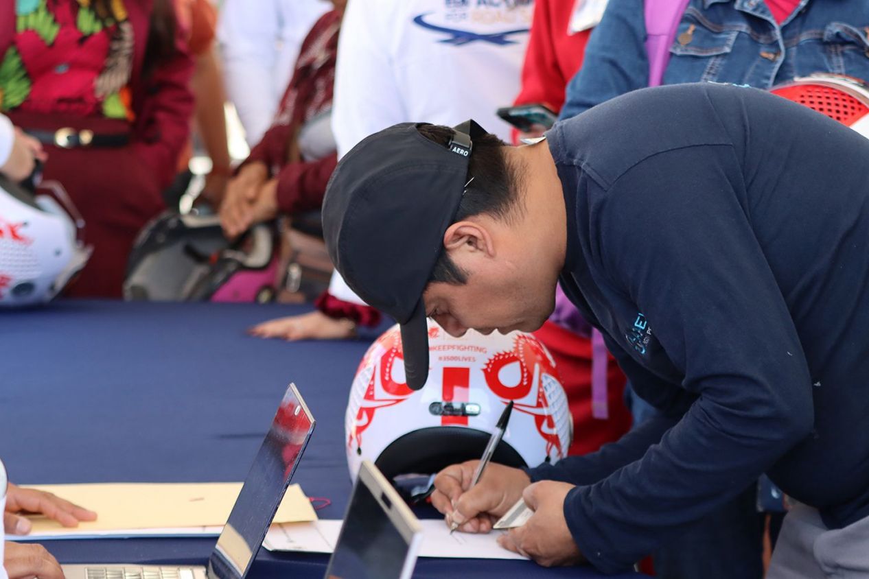 Impulsan en San Pedro Cholula movilidad segura con entrega de cascos a motociclistas