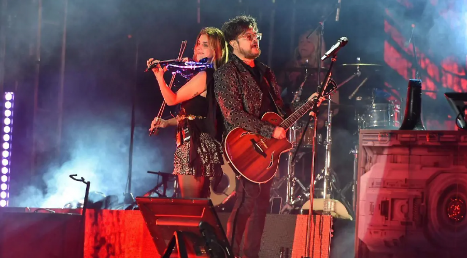 Aleks Syntek celebra 35 años de carrera con público lleno en Tlaxcala