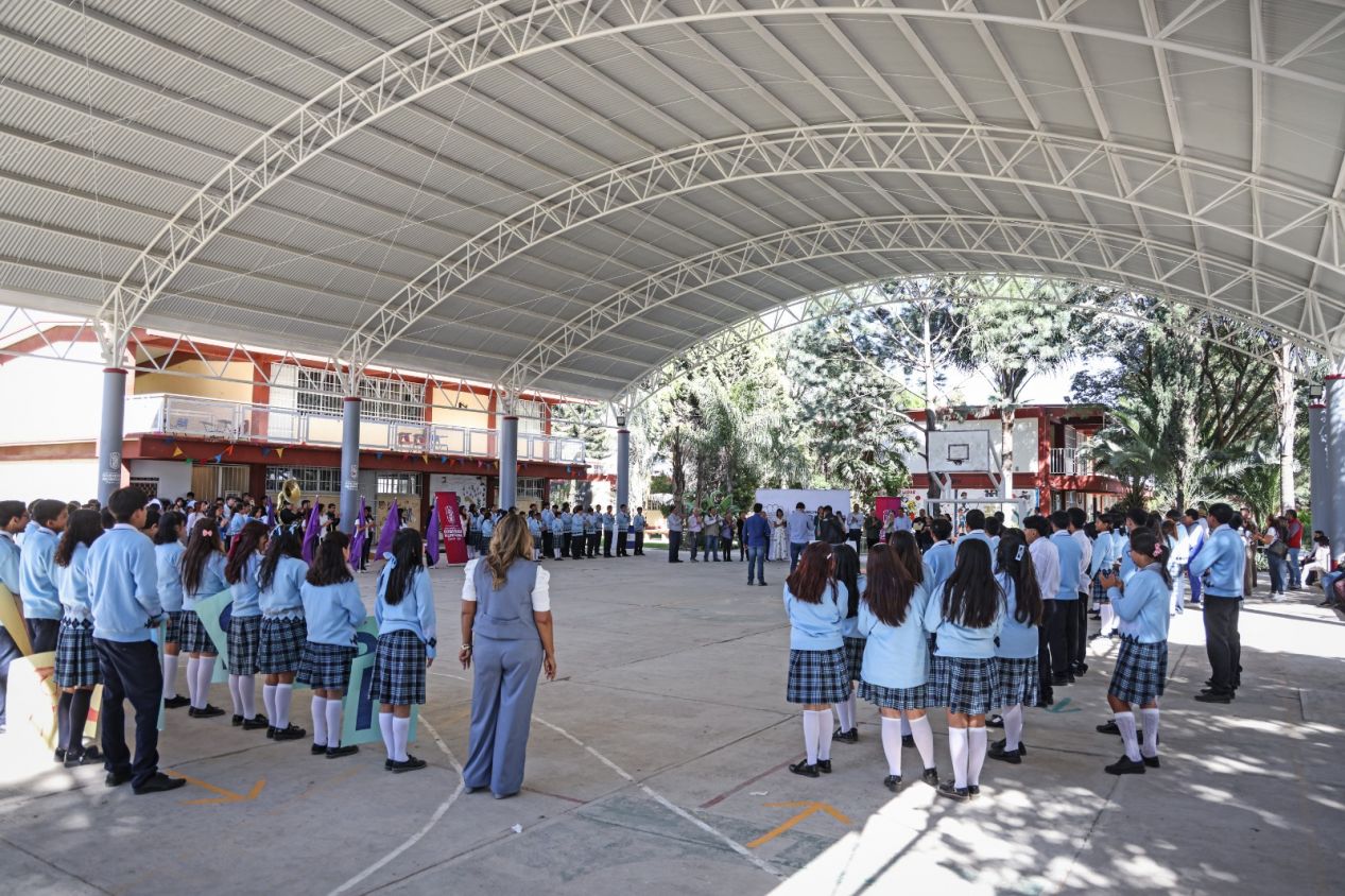 Omar Muñoz entrega arco techo del “Bachillerato Octavio Paz”