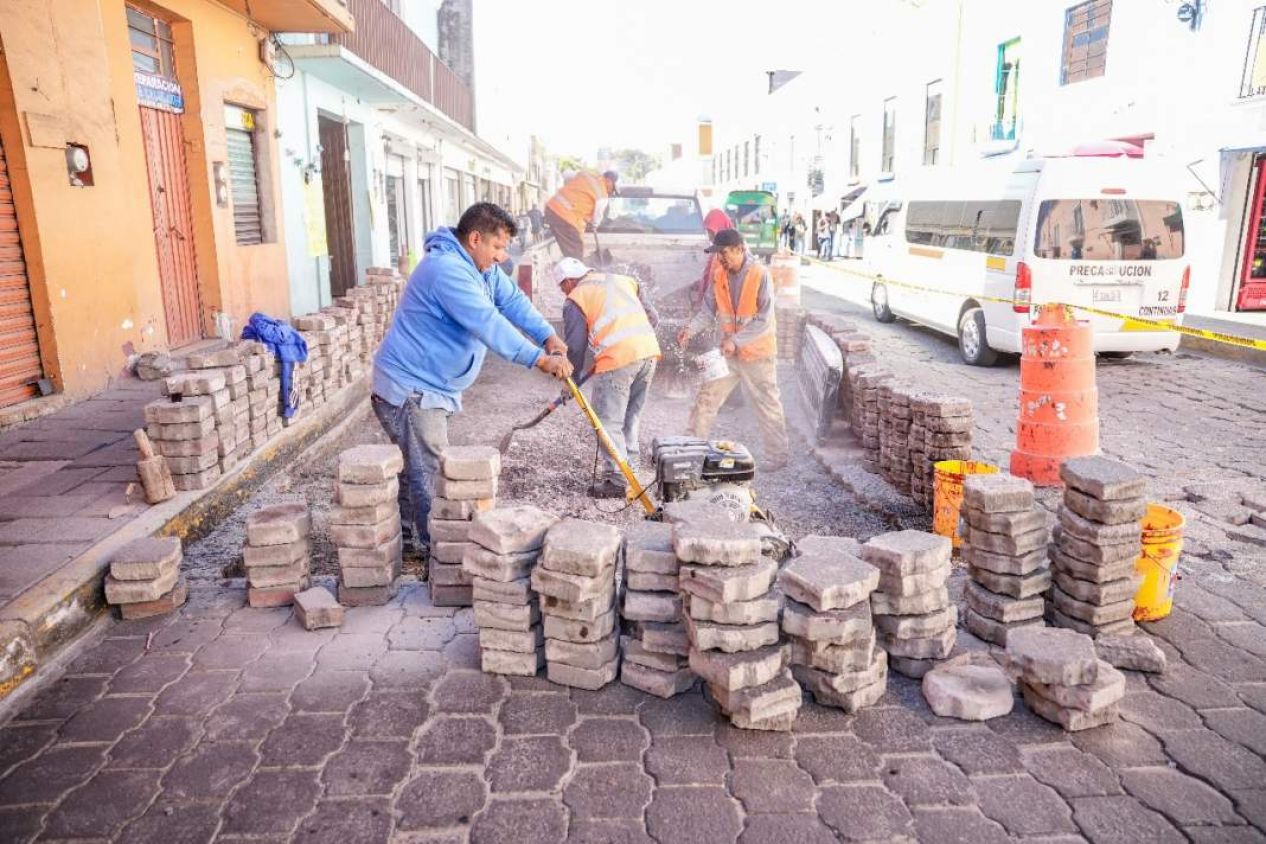 Rehabilitan la calle 20 de Noviembre en Tlaxcala tras hundimientos