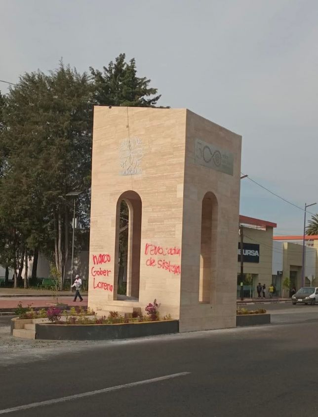 "10 millones esta mad...": vandalizan Cápsula del Tiempo con mensajes contra Gobernadora