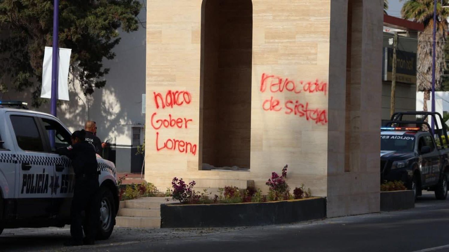 "10 millones esta mad...": vandalizan Cápsula del Tiempo con mensajes contra Gobernadora