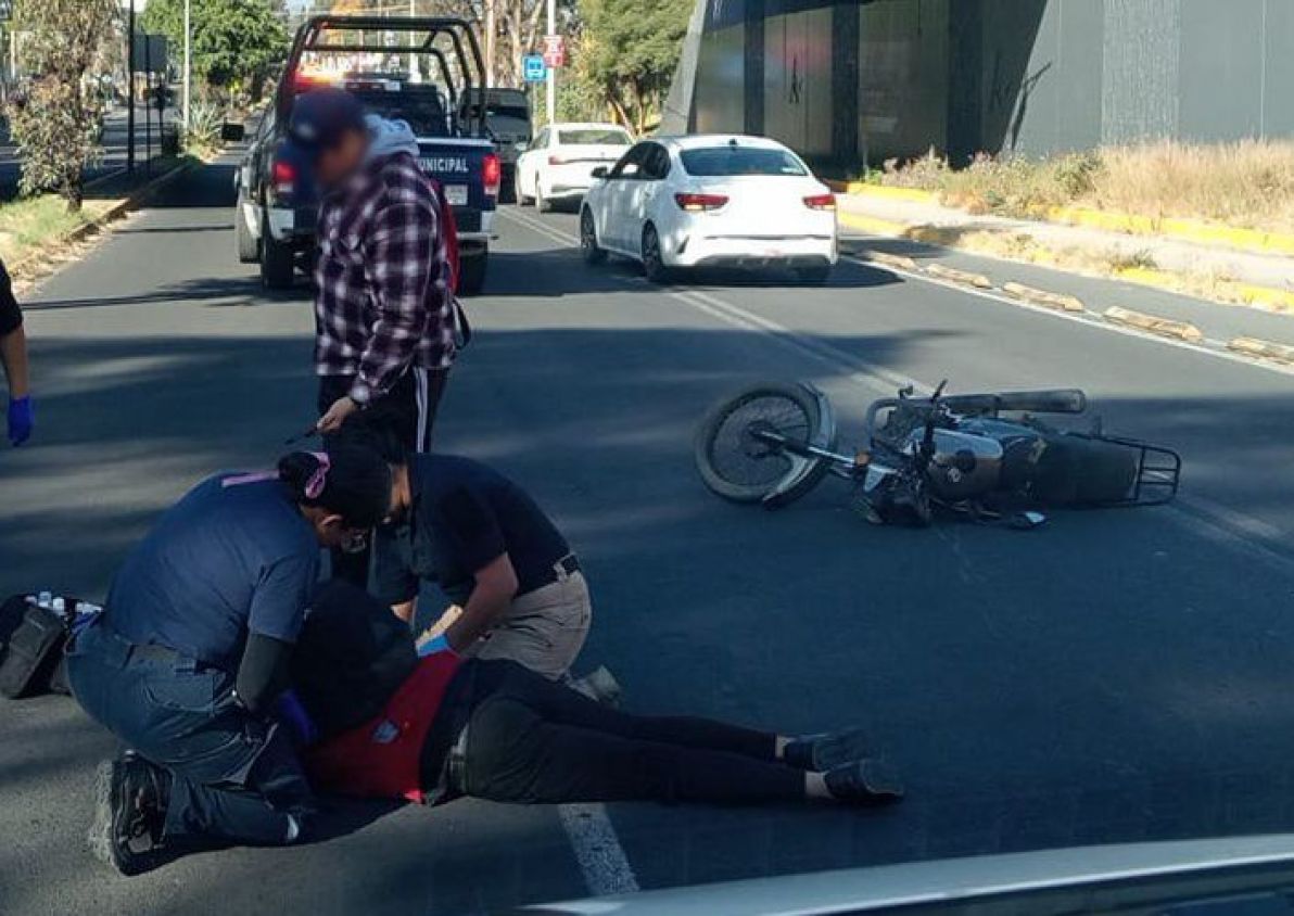 Paramédicos de Protección Civil Cholula atienden a motociclista lesionado tras derrapar en Boulevard Forjadores