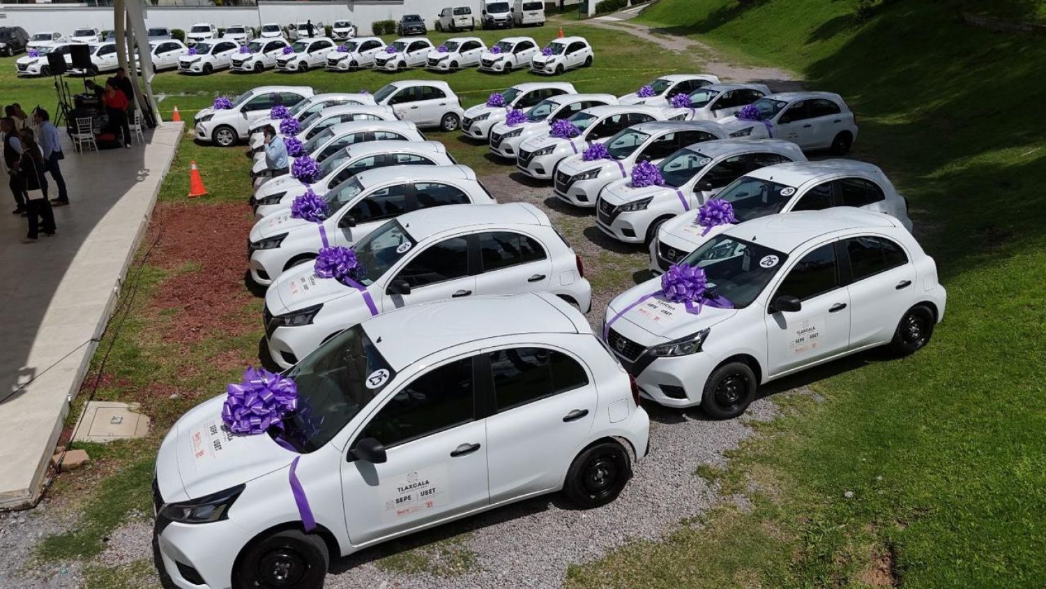 Gobierno de Tlaxcala entrega autos a maestros en homenaje histórico