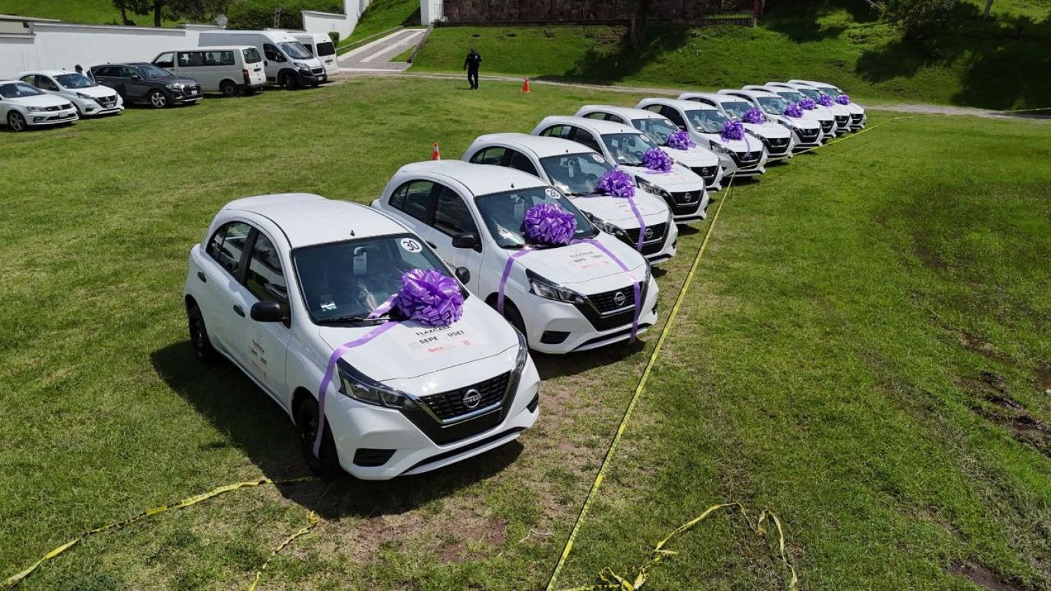 Gobierno de Tlaxcala entrega 36 autos a docentes en beneficio histórico