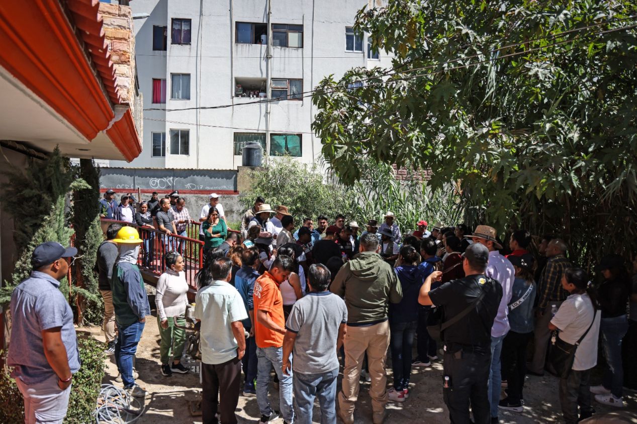 Omar Muñoz entrega puente peatonal en VW 2 para brindar seguridad a las familias