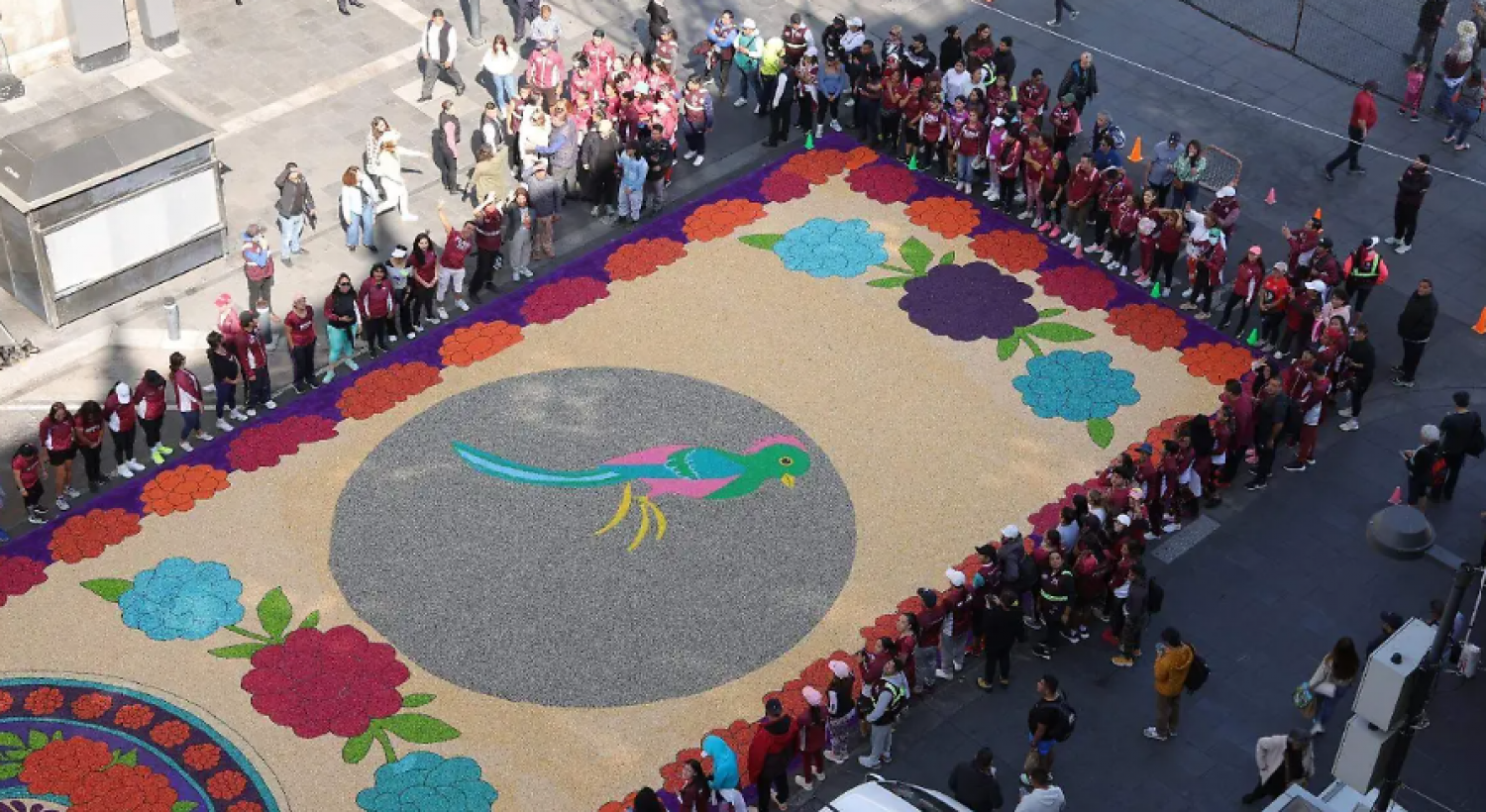 El arte de los alfombristas de Huamantla brilla en el Zócalo de CDMX