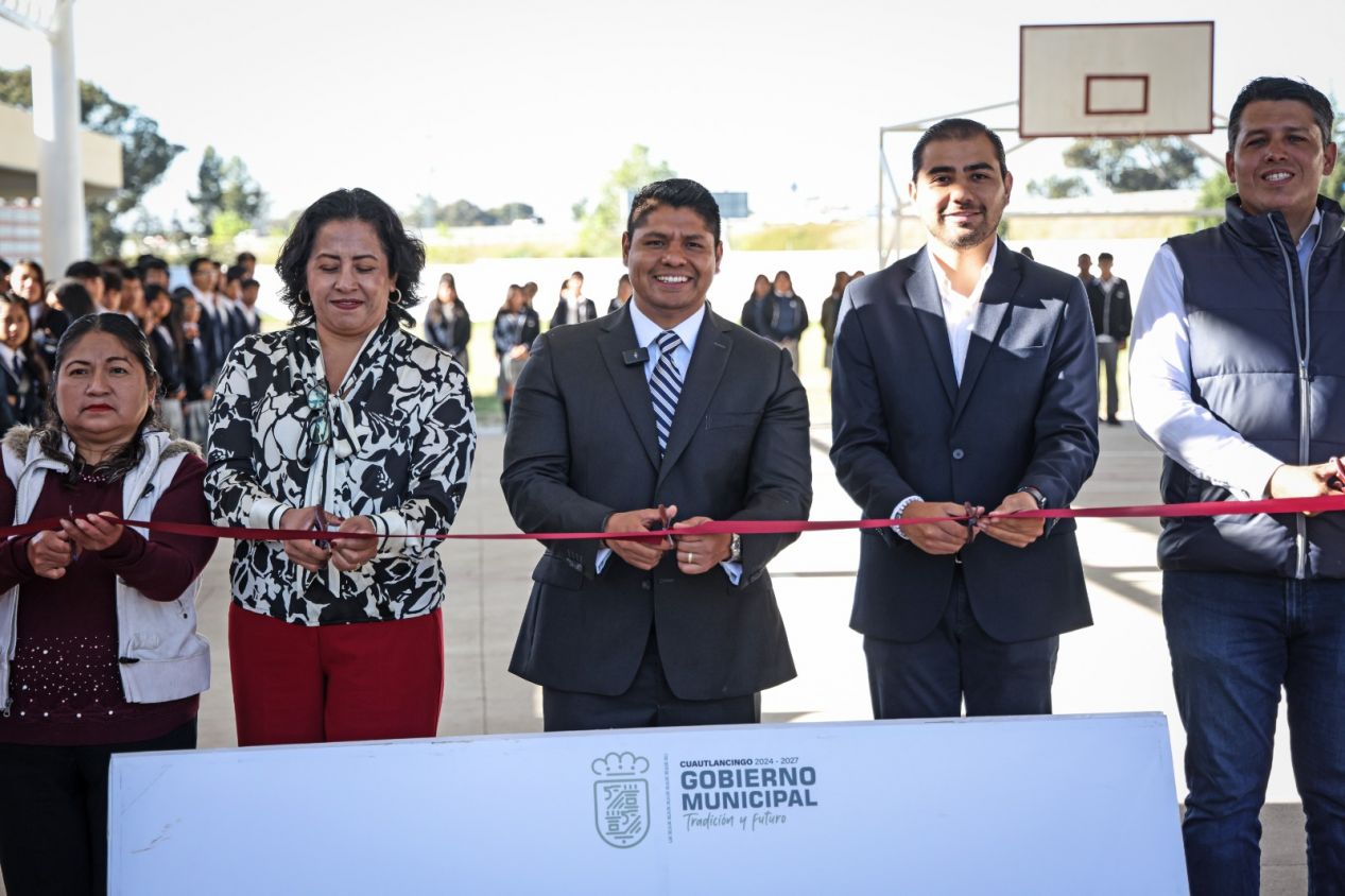 Omar Muñoz inaugura arco techo del bachillerato “Forjadores de Puebla”
