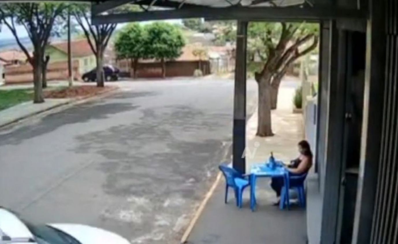 Feminicidio en Brasil: esposo atropella a su mujer frente a un bar
