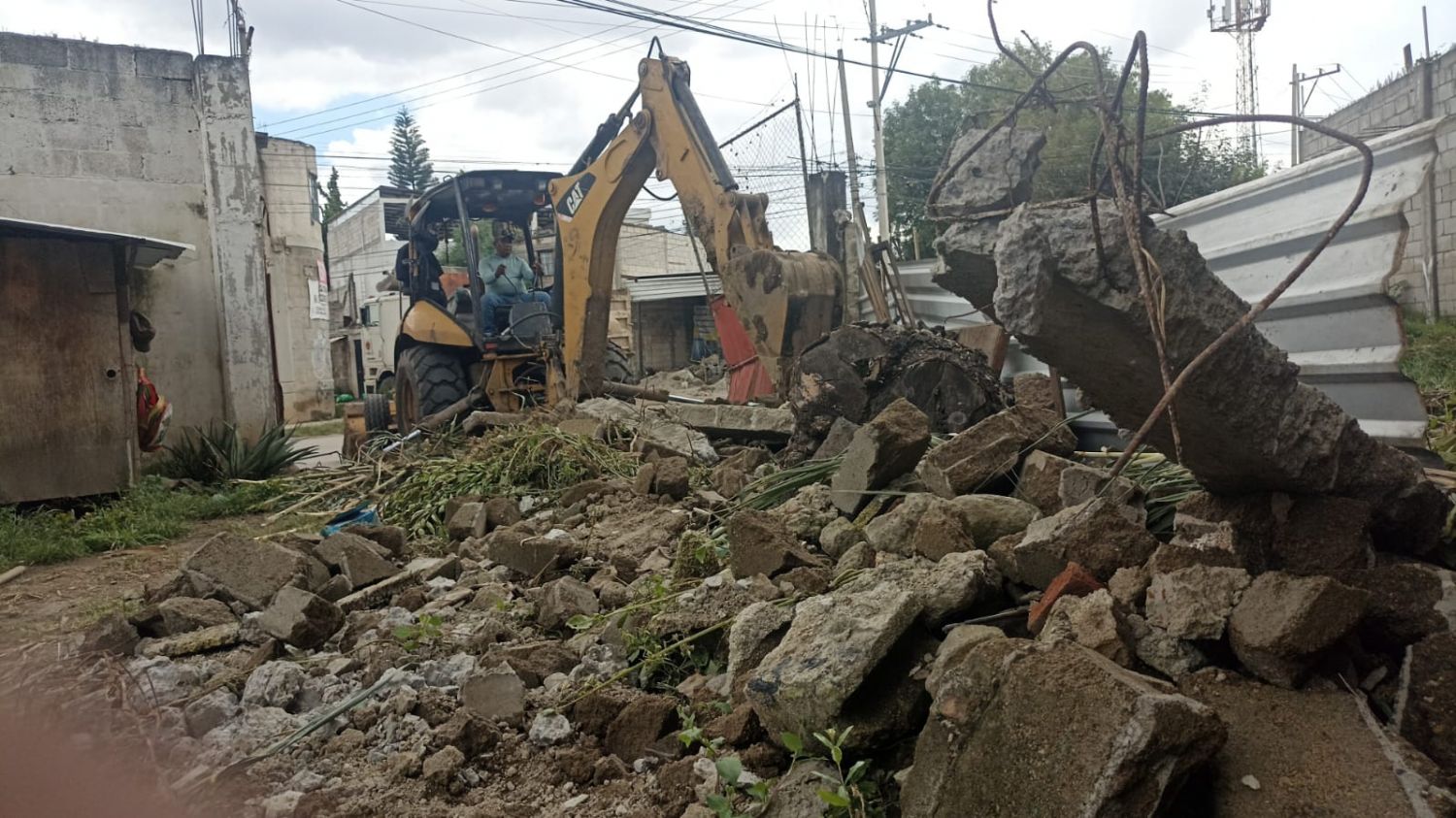 Omar Muñoz atiende afectaciones por lluvias en Sanctorum; retiran escombros en San Miguel Apetlachica