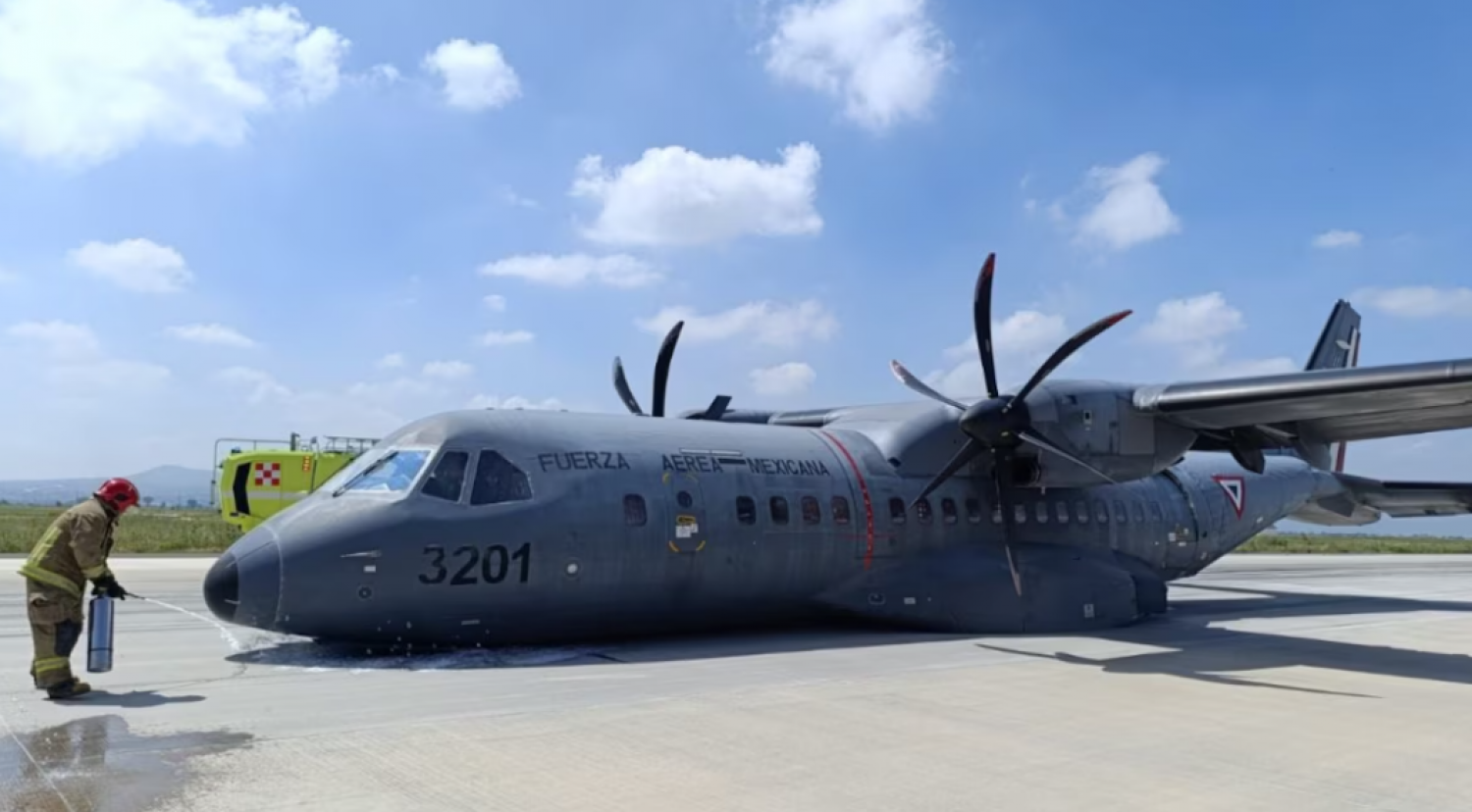 Avión CASA C‑295M de la Fuerza Aérea aterriza de emergencia en AIFA