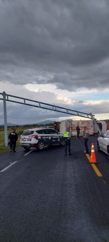 Se vuelca camión de basura de Ixtenco en Xaloztoc; dos trabajadores lesionados