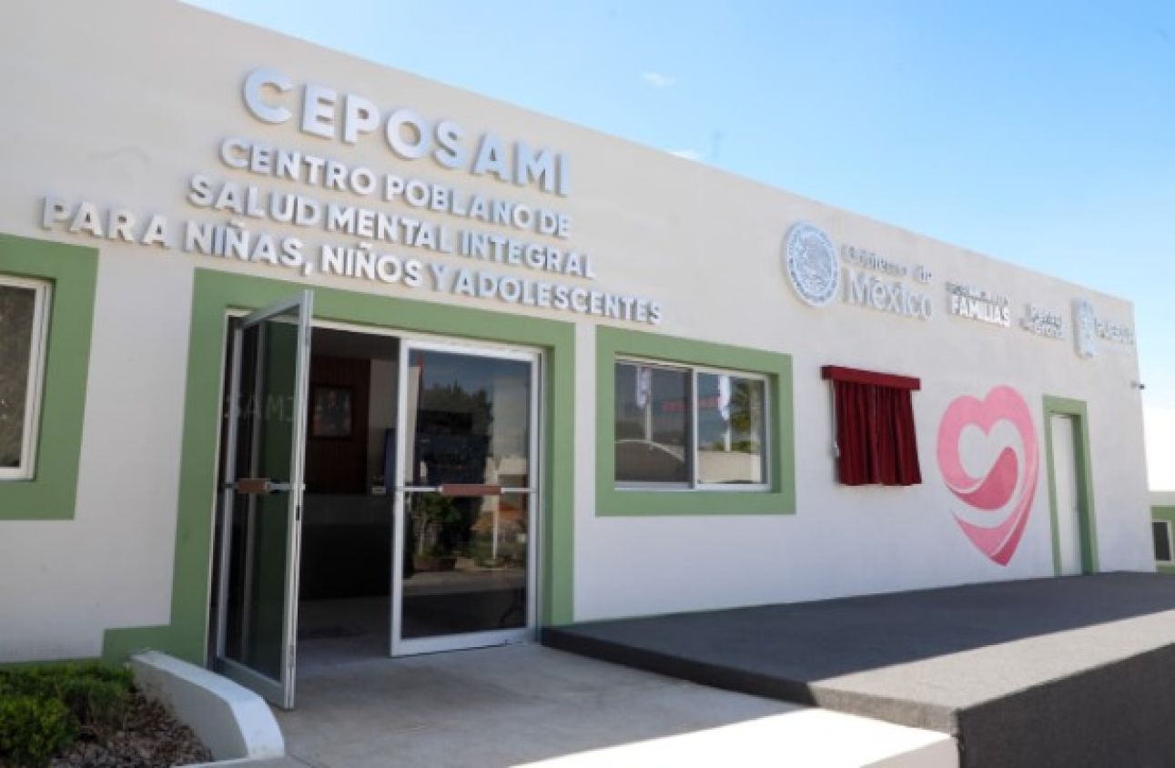 Reparación de zocavón de Huejotzingo estará listo en una semana  Daniel Jiménez  En una semana más quedará completamente reparado el zocavón que apareció en el bulevar Aeropuerto, sobre el tramo perteneciente al municipio de Huejotzingo, informó el secretario de Infraestructura, Manuel Contreras de los Santos.  Ante medios de comunicación Contreras de los Santos expuso que hasta el momento se tiene un avance del 40 por ciento, no obstante, afirmó que a más tardar en una semana este desperfecto quedará reparado.  De acuerdo con el funcionario estatal, esta intervención se está llevando a cabo a través de los módulos de maquinaria del gobierno del estado, por lo que afirmó que el gasto que se hace para la reparación es mínimo.  "Lo estamos haciendo con nuestros módulos de maquinaria, nada más en lo que estamos invirtiendo es la adquisición de material para contener lo que es el frente para proteger la vía, pero es una inversión mínima".  Indicó que estos trabajos avanzarán con mayor velocidad una vez que reciban unas piezas llamadas soleras galvanizadas, que se usarán para reforzar el tramo afectado, a fin de que no se vuelva a presentar una situación así.  Cane mencionar que este zocavón aparció el pasado 5 de septiembre sobre el bulevar que dirige al Aeropuerto Hermanos Serdán, lo que provocó el cierre total de este camino y con ello provocando que gente perdiera sus vuelos.  Colocarán topes sobre la Recta a Cholula  En otro tema, el secretario de Infraestructura reveló que su dependencia colocarán reductores de velocidad sobre la Recta a Cholula, con la finalidad de evitar más accidentes de tráfico en la zona.  De acuerdo con Manuel Contreras, también se instalarán fotomultas en ambos sentidos de esta vialidad, aunque no detalló a qué altura estarán colocados, ni cuántos dispositivos serán.