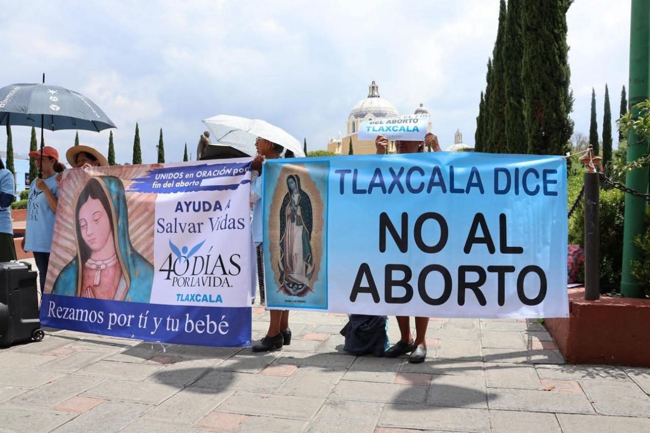 Movimiento Pro-vida reza contra el aborto frente al Congreso de Tlaxcala