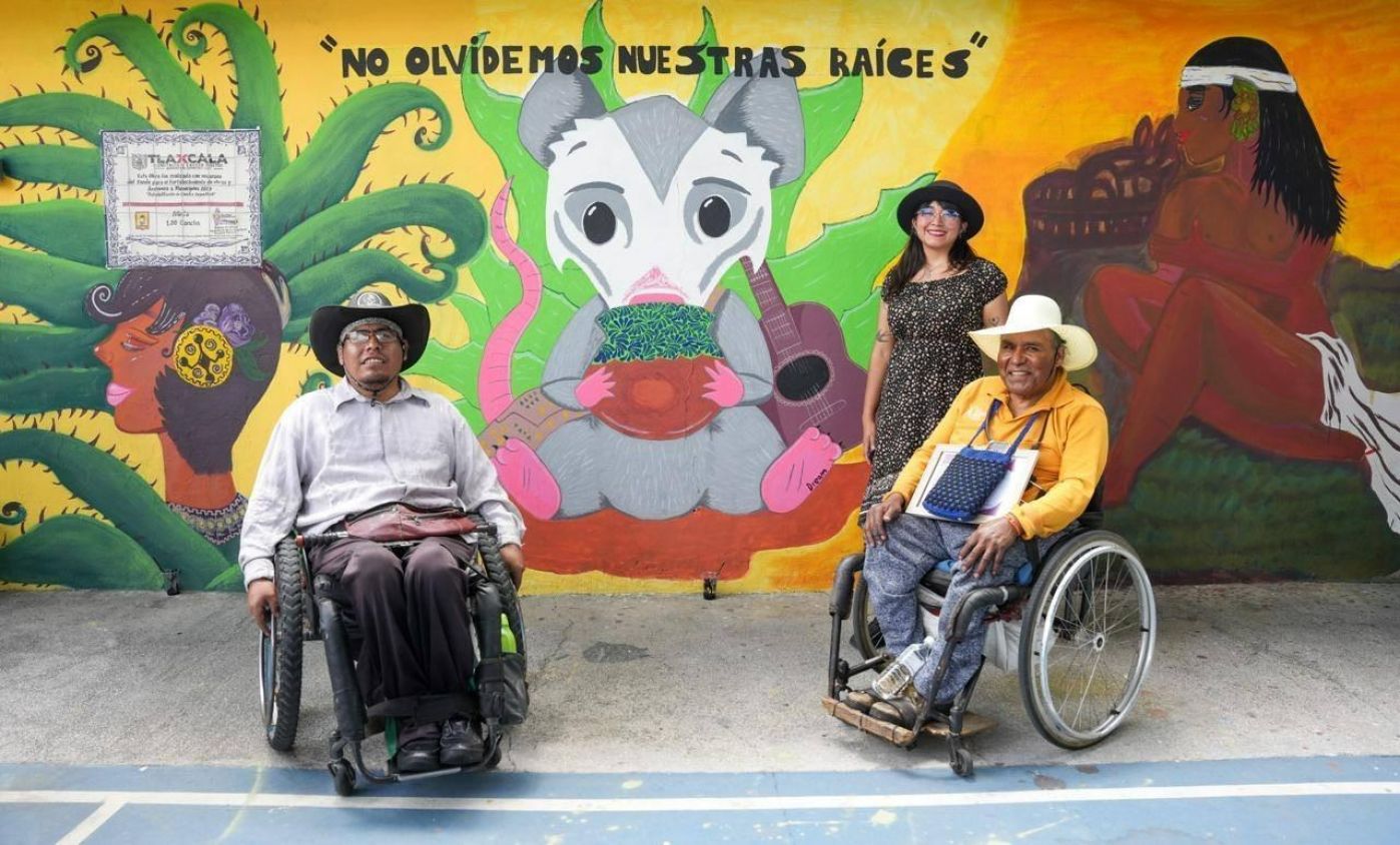 Personas con discapacidad crean mural “No olvidemos nuestras raíces” en Tlaxcala