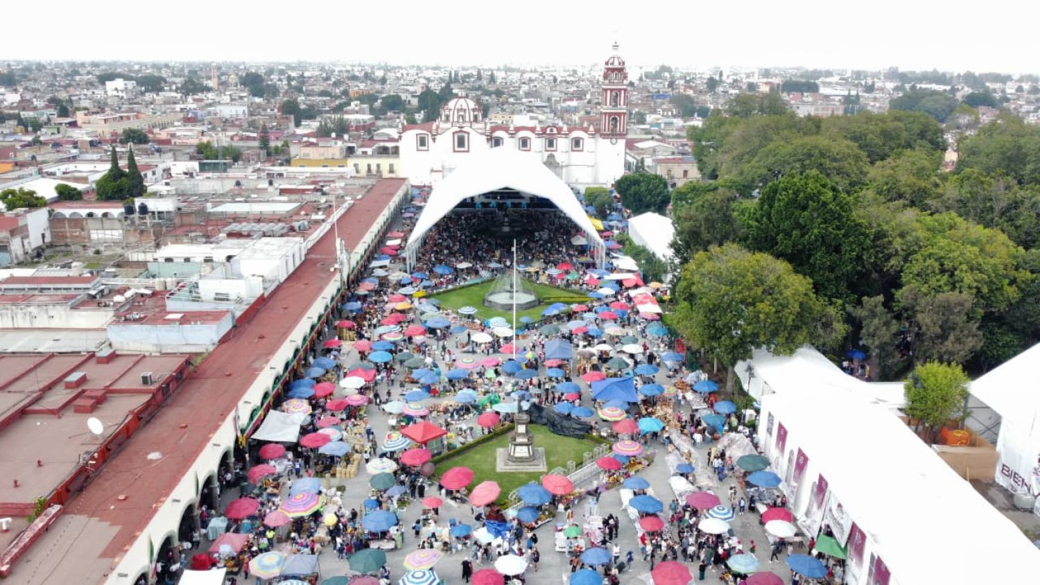 Comerciantes se instalan en la Plaza de la Concordia para el tradicional Trueque