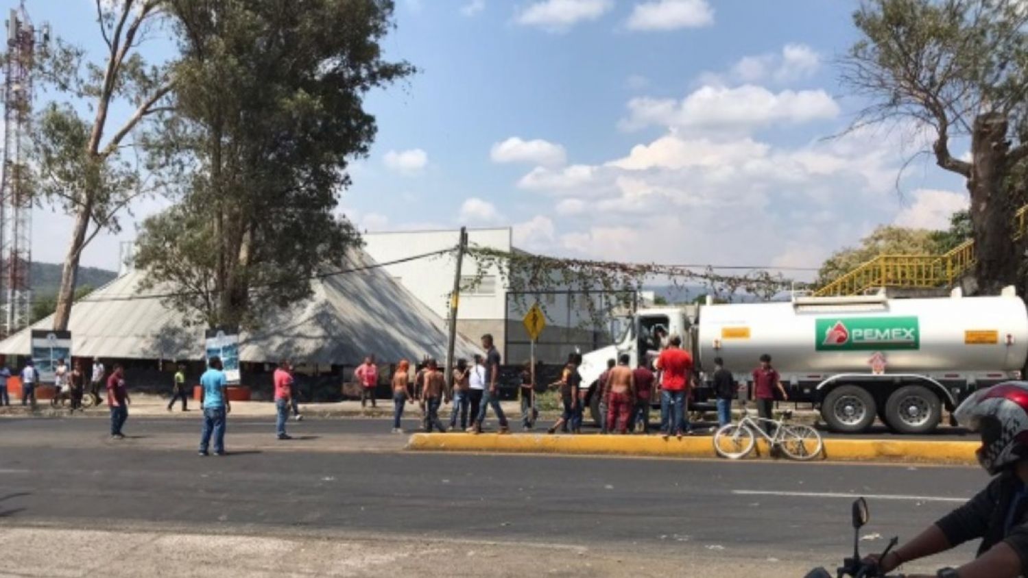 Hieren de bala a reportera que cubría choque entre policía y comuneros en Michoacán