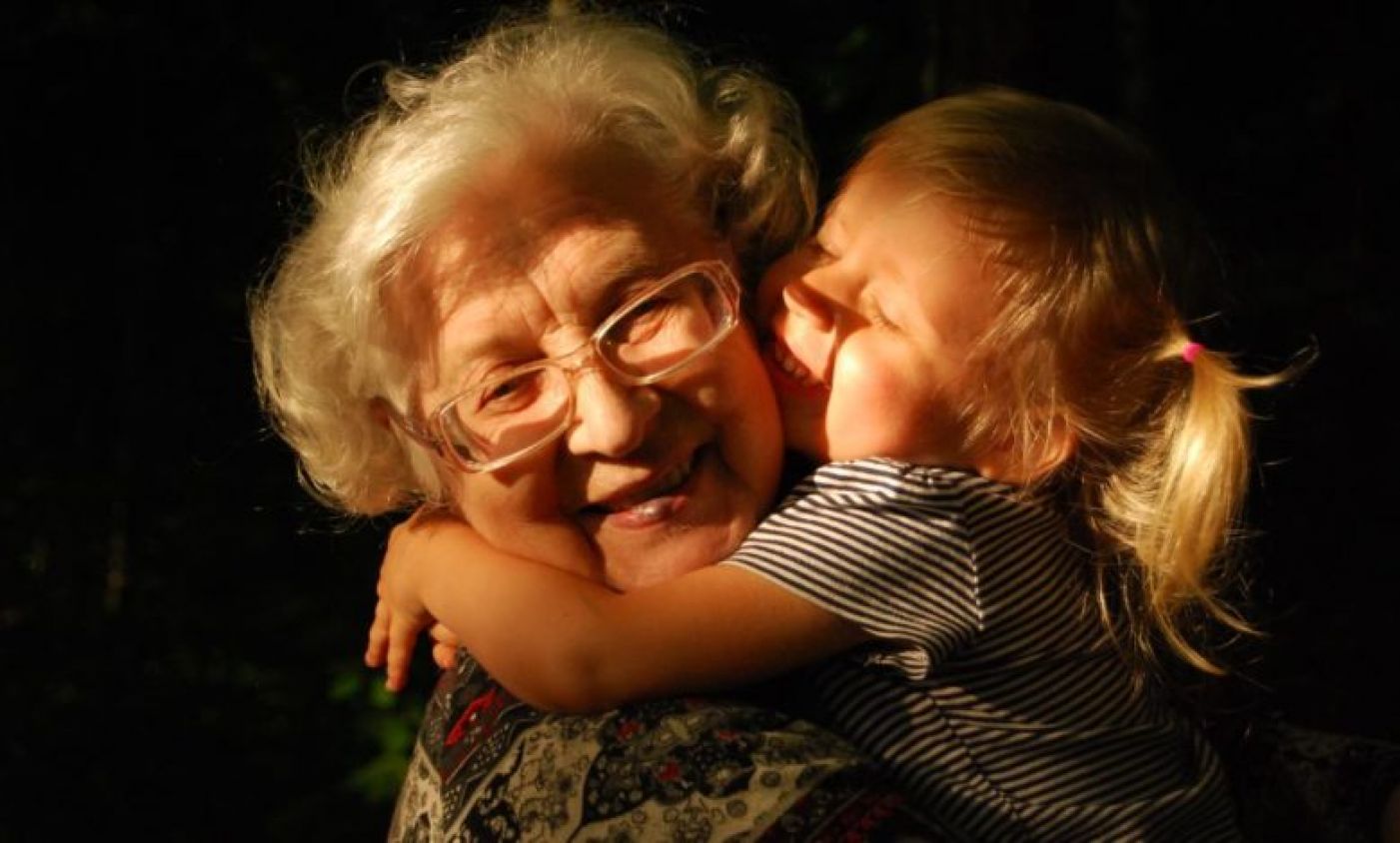 Abuela es criticada en redes por cobrarle a su hija para cuidar a su nieta