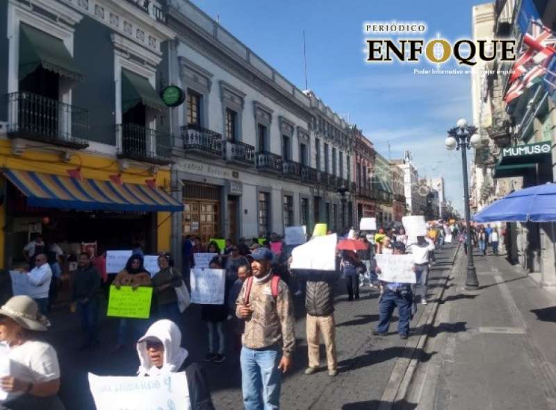 Instalan plantón indefinido sindicalizados frente a Palacio Municipal de Puebla 