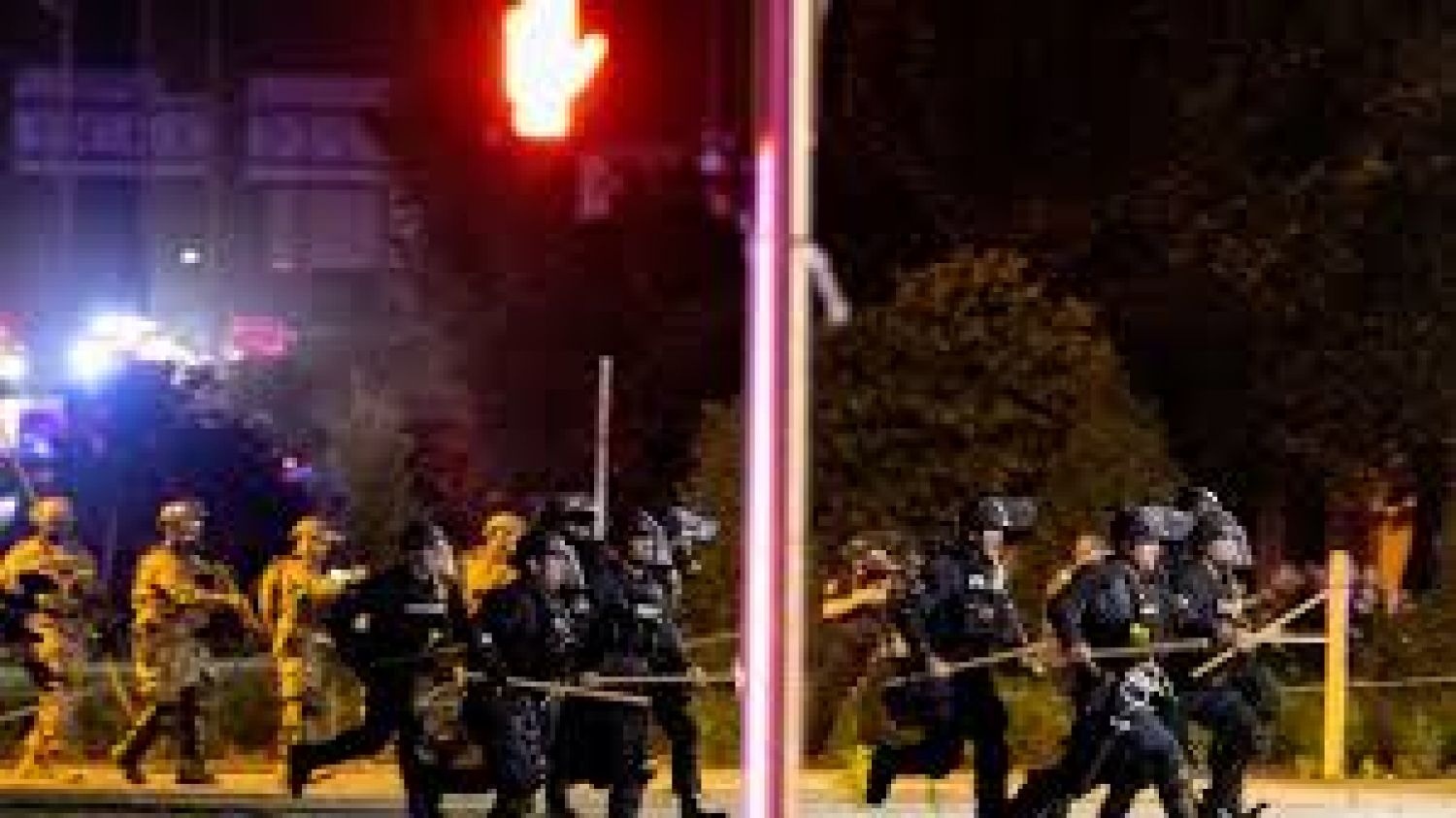 Policías de Kentucky disparan y matan a manifestante tras ser agredidos a balazos