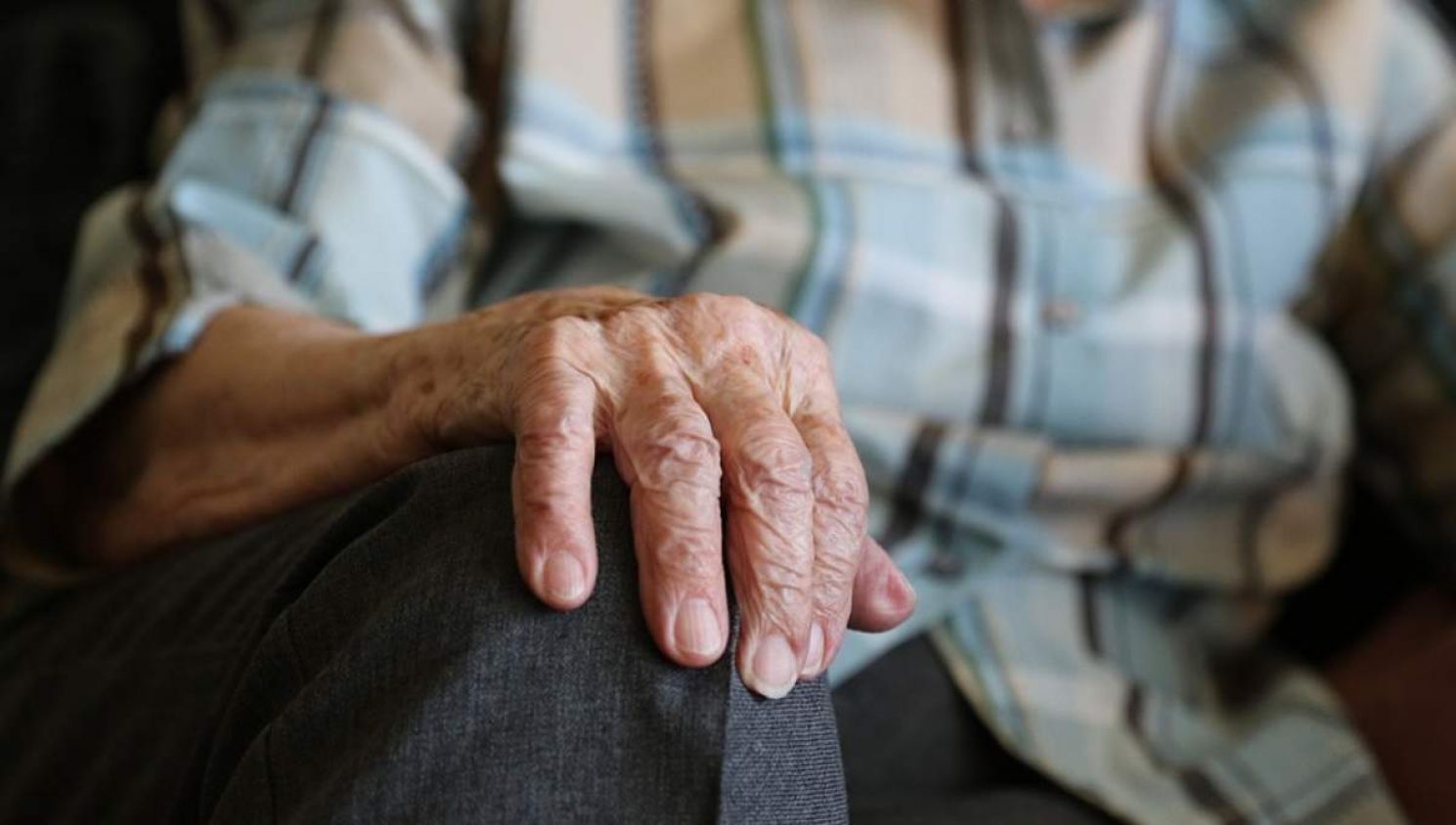 Abuelito supera al COVID-19, pero recibe cuenta de más de 1 mdd