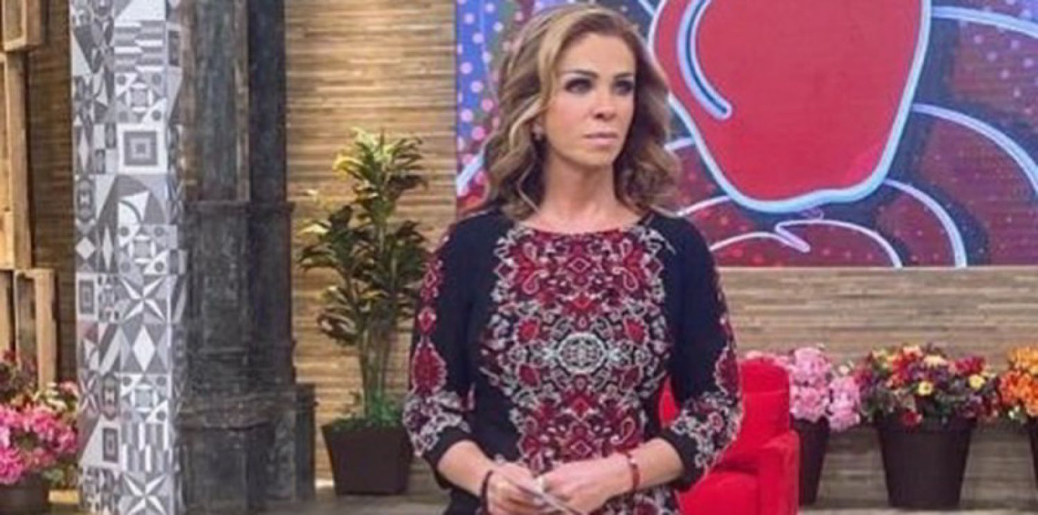 En sexy bikini Rocío Sánchez Azuara se relaja para olvidar el despido de televisa.