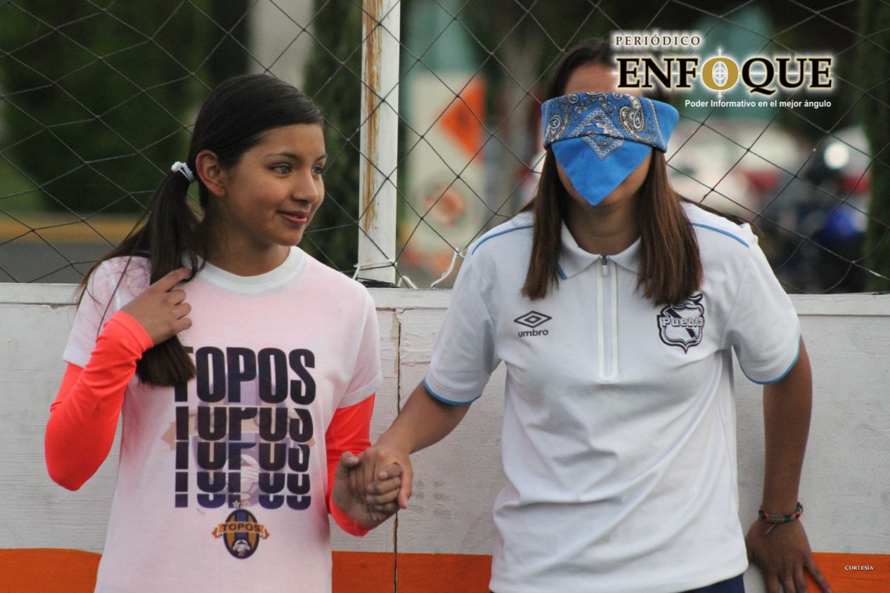 Topos FC le muestra al Puebla Femenil cómo es el fútbol para ciegos 