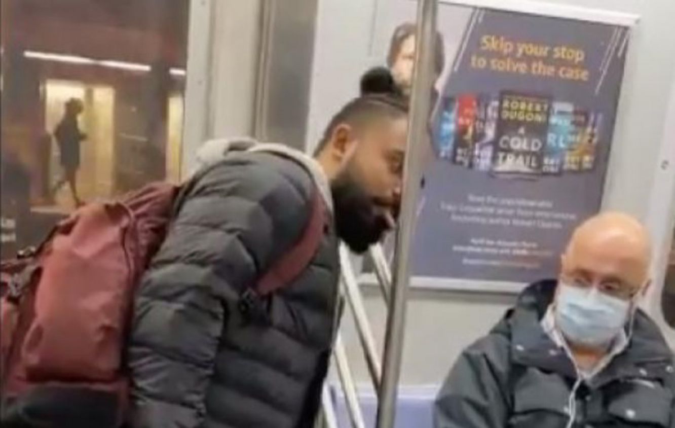 Sujeto lame el tubo del metro en plena pandemia de coronavirus