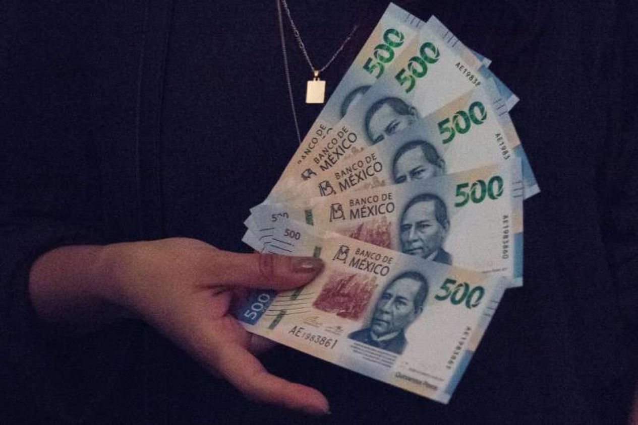 El peso cede tras rebaja de calificación a México y Pemex por coronavirus