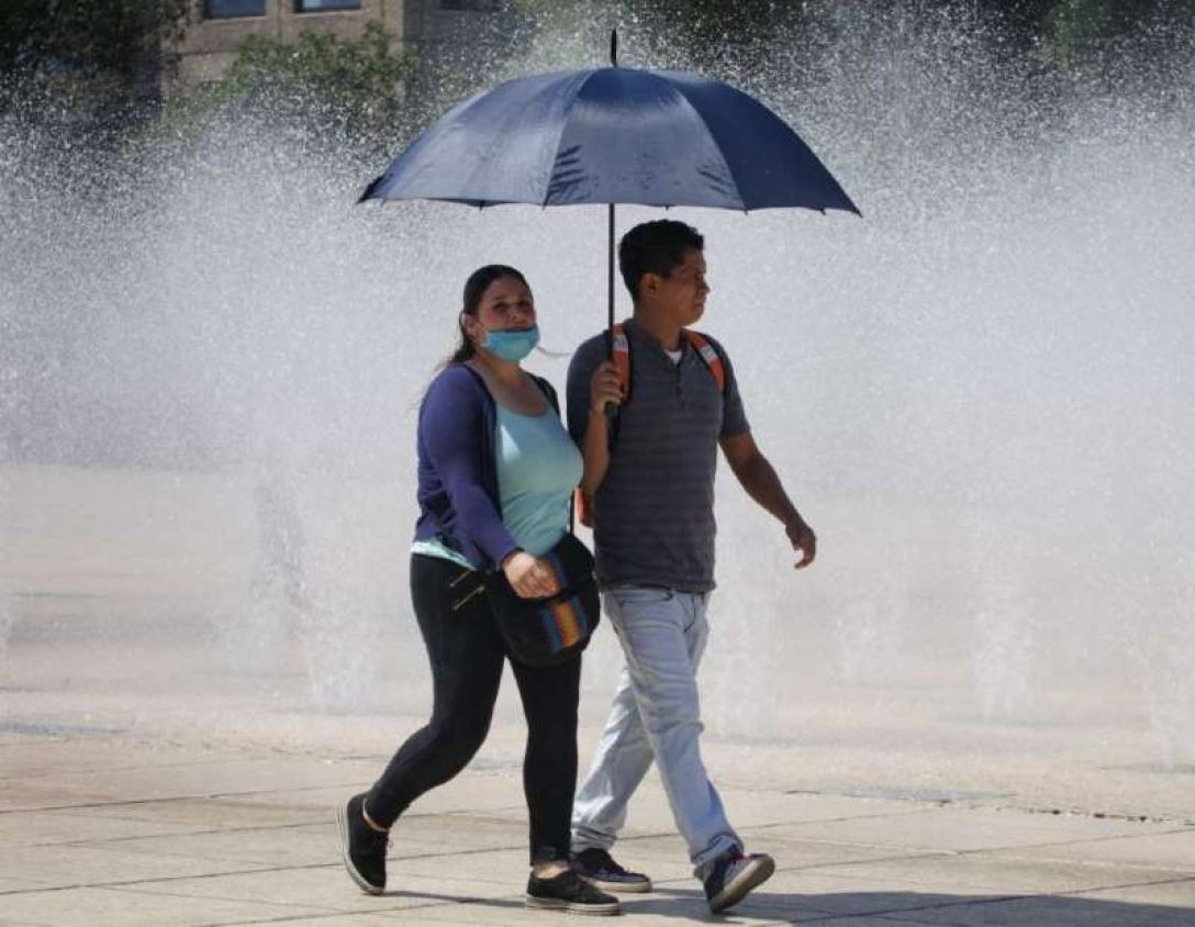 Alertan por calor y radiación extremadamente alta en CDMX